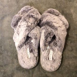 NWOT Emma fuzzy criss cross slippers